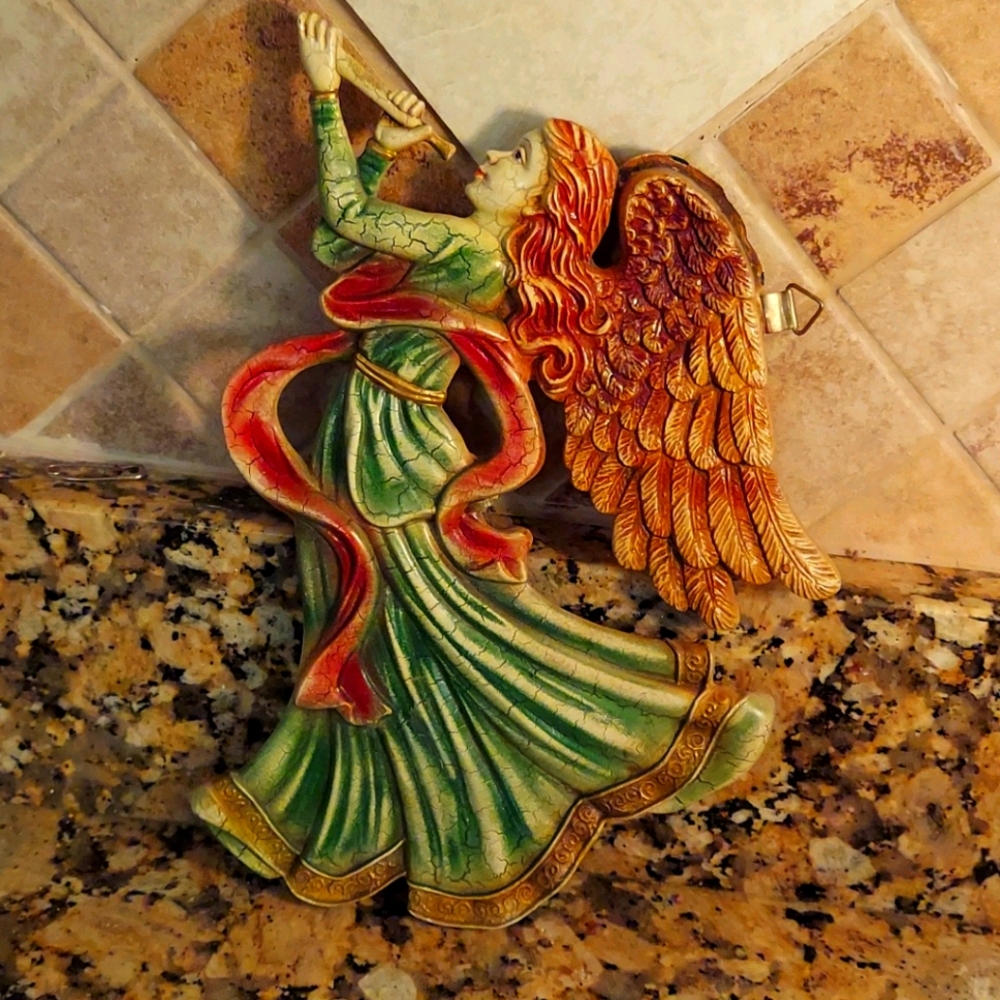 Crackle look resin angel.